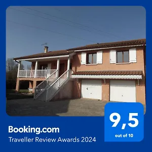 Appartement Grand Avec Cheminee Dans Maison, Parking Gratuit, Mionnay